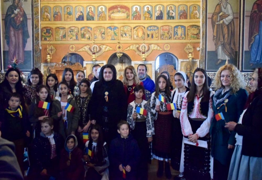 Inspectorul școlar Andra Bică, alături de elevii școlii din Orlești