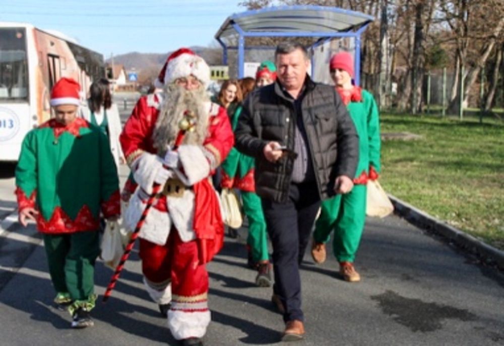 Moș Crăciun, în Râmnic, alături de autoritățile locale