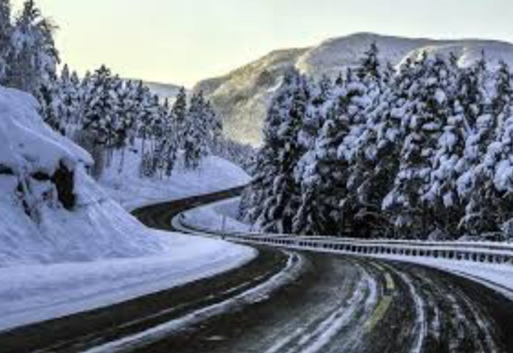Pe DN 7, în judeţele Argeş, Vâlcea şi Sibiu, ninge şi se circulă în condiţii de iarnă