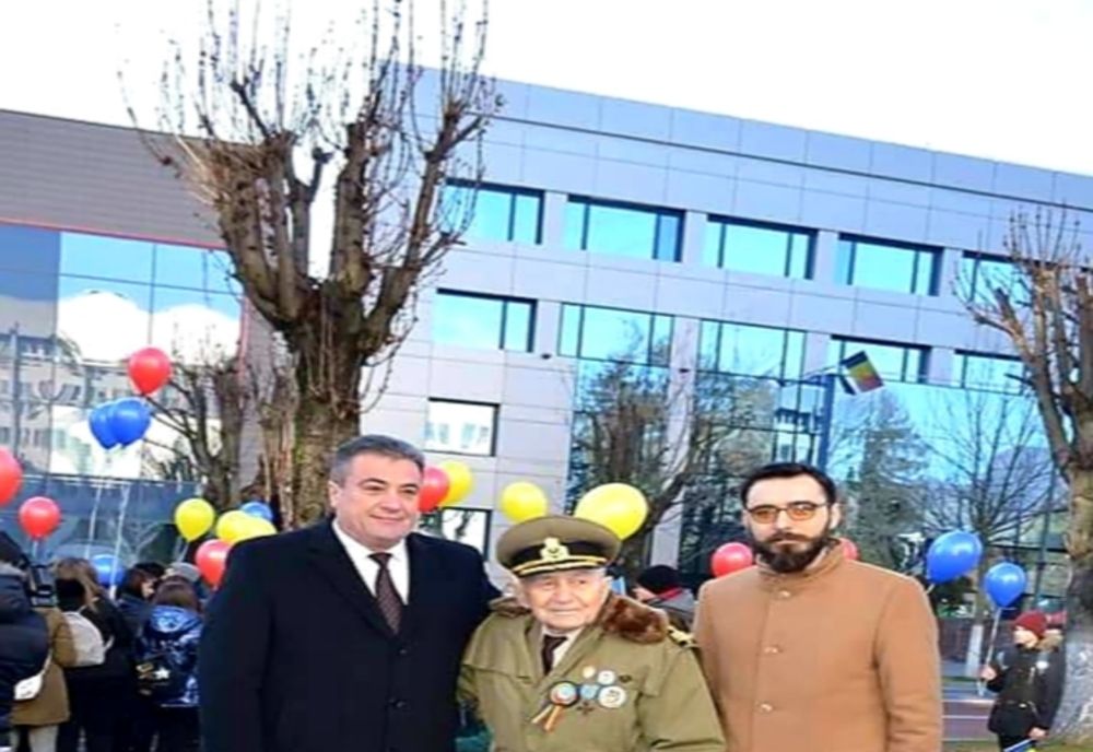 Sub un cer senin și mult soare, vâlcenii și- au dat astăzi mâna în Hora Unirii