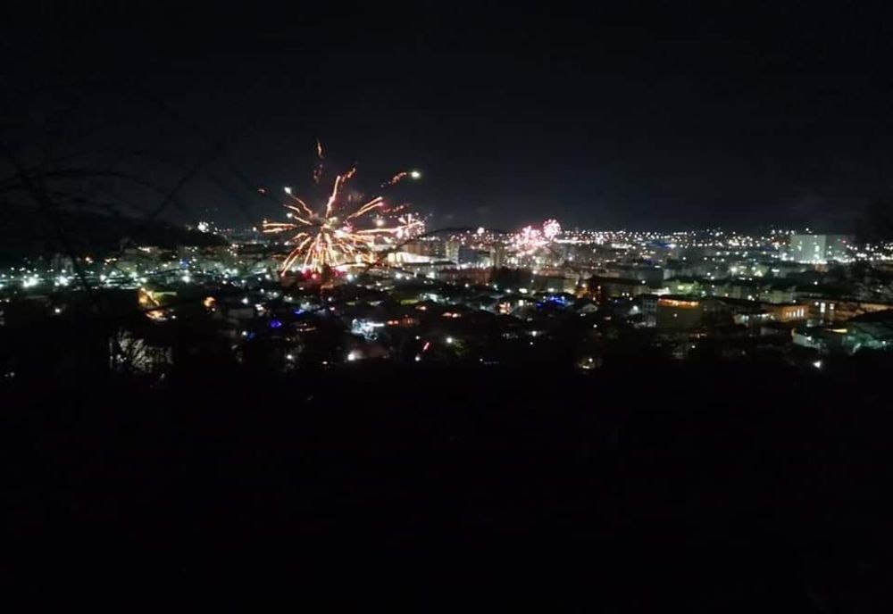 Câteva sute de vâlceni au ales să întâmpine noul an în centrul Râmnicului