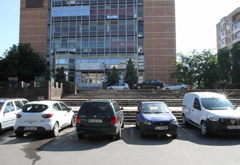 Parcare în faţa Casei Tineretului, în Râmnicu Vâlcea
