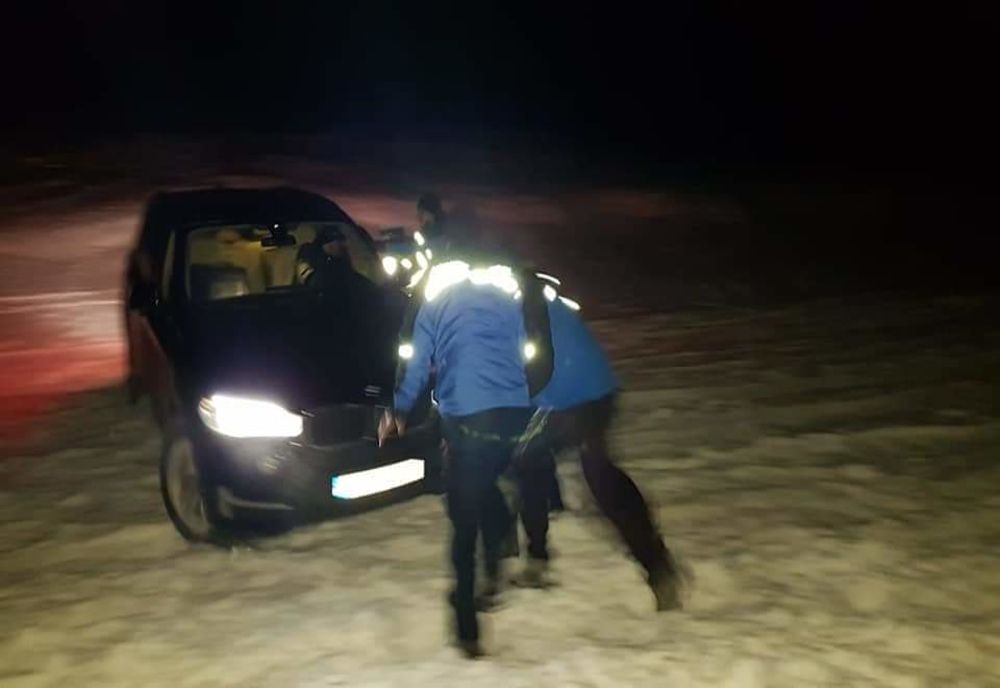 Turiști înzăpeziți duminică seara la Obârșia Lotrului