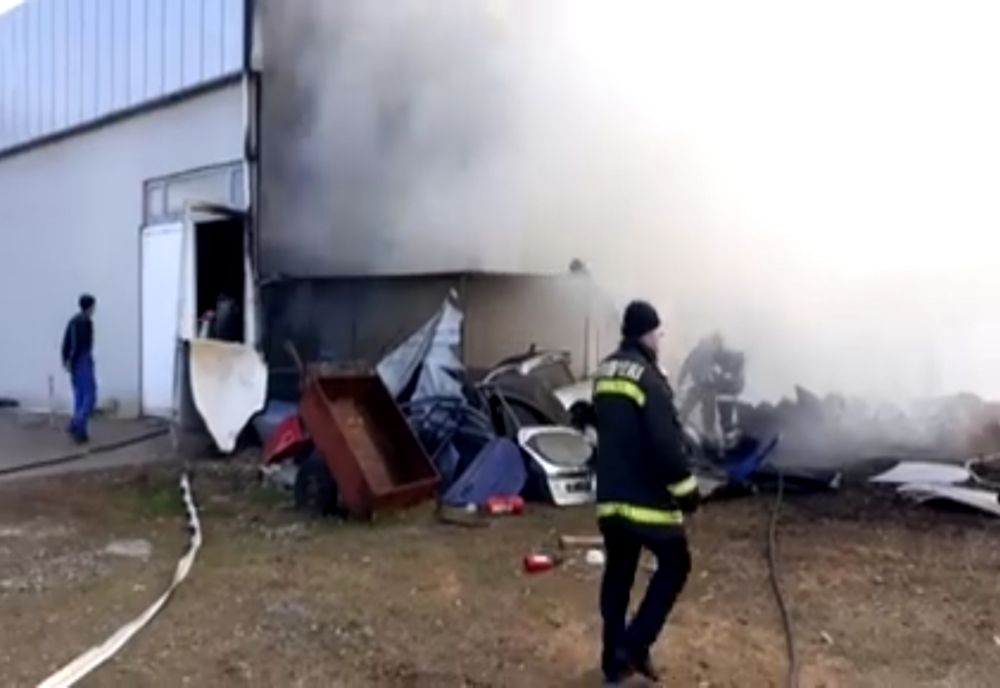 Incendiu la o vopsitorie din Râmnicu Vâlcea