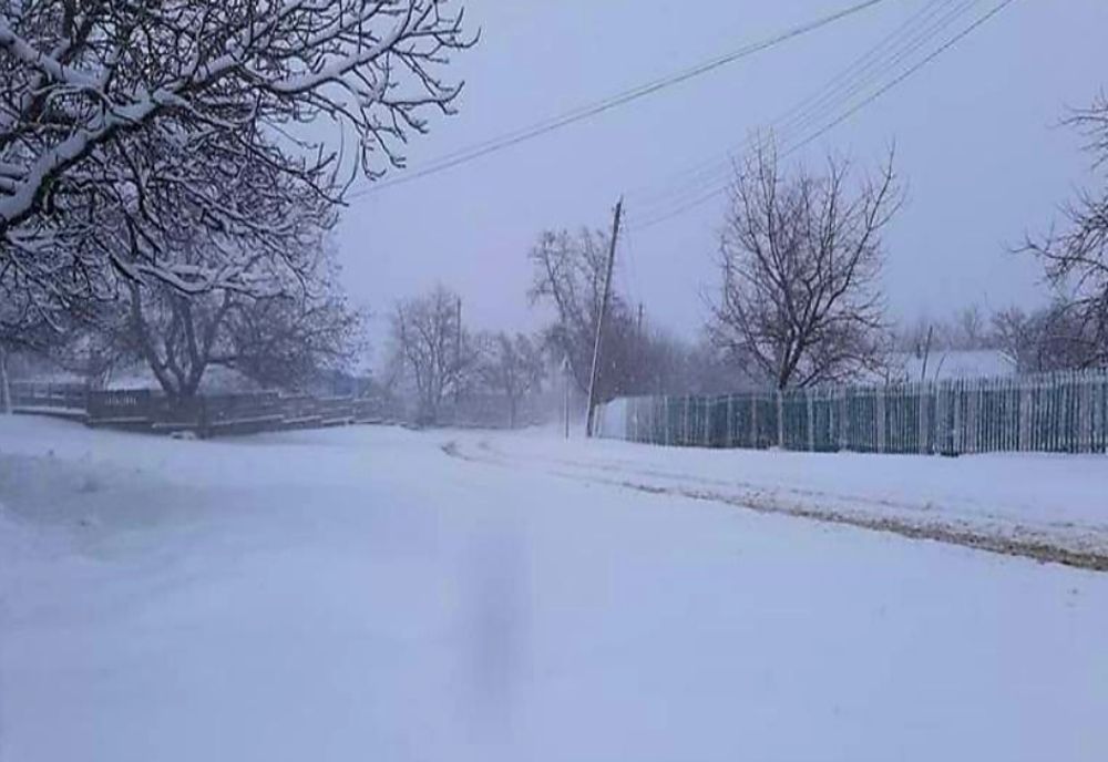 Zăpada a oprit traficul pe DN 7A, zona Voineasa