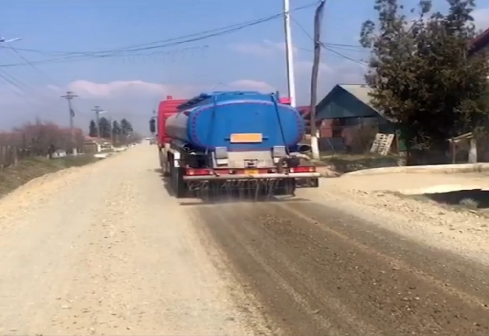 Lucrările de asfaltare în localitatea nașterii domnitorului Mihai Viteazul vor începe în jurul datei de 30 martie. Astăzi au fost luate măsuri pentru limitarea prafului în zonă 