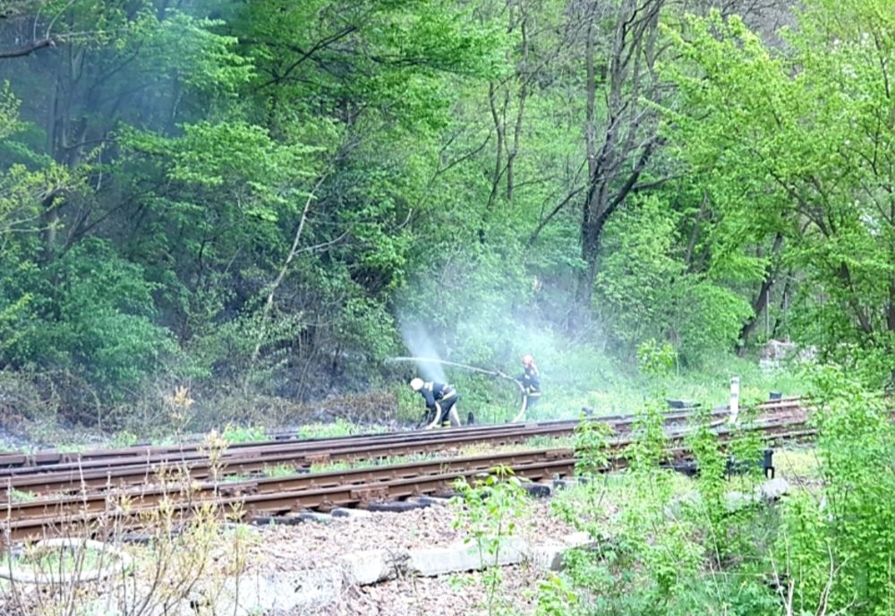 Încendiu pe calea ferată în Brezoi, Vâlcea