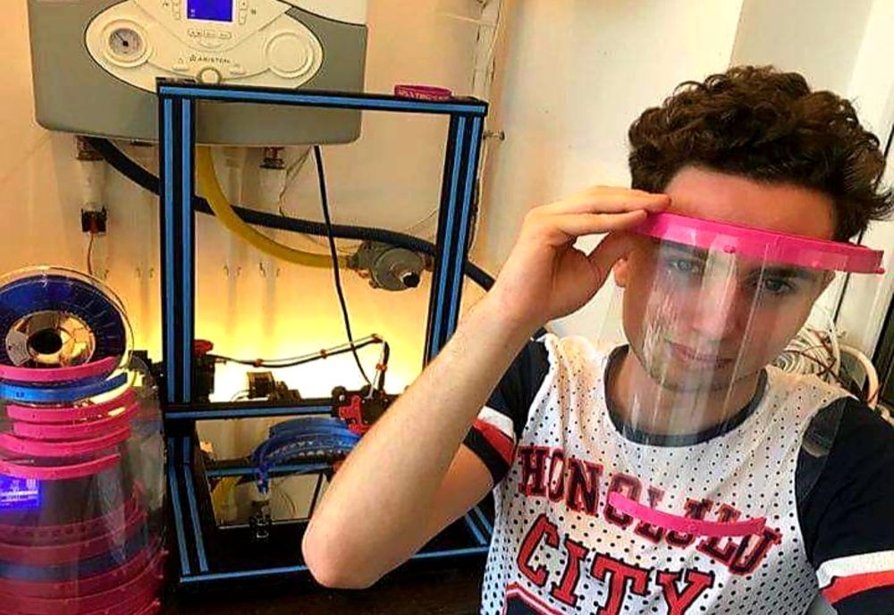 Doi evevi pasionați de robotică produc viziere pentru medici din spitalele vâlcene