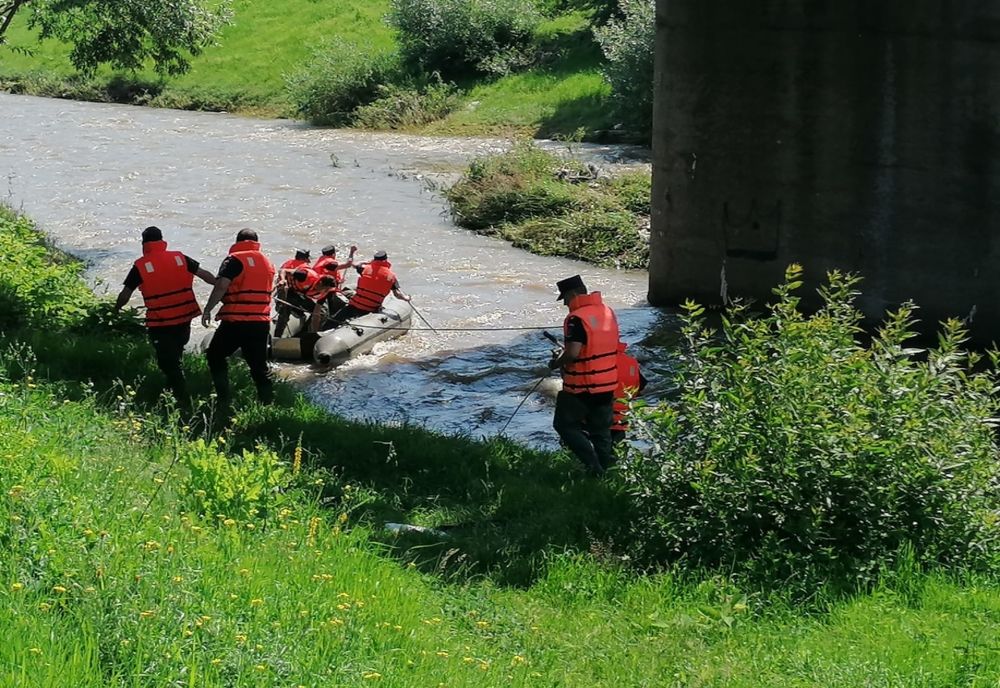 VIDEO | Fetița căzută în Cibin, căutată de scafandri. ISU Vâlcea a sărit în ajutor