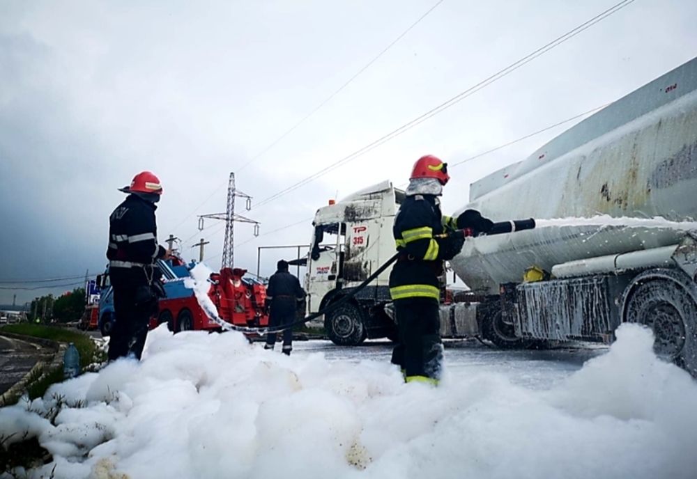 Argeș: Combustibilul scurs din cisterna răsturnată la Bascov a ajuns în râul Argeș