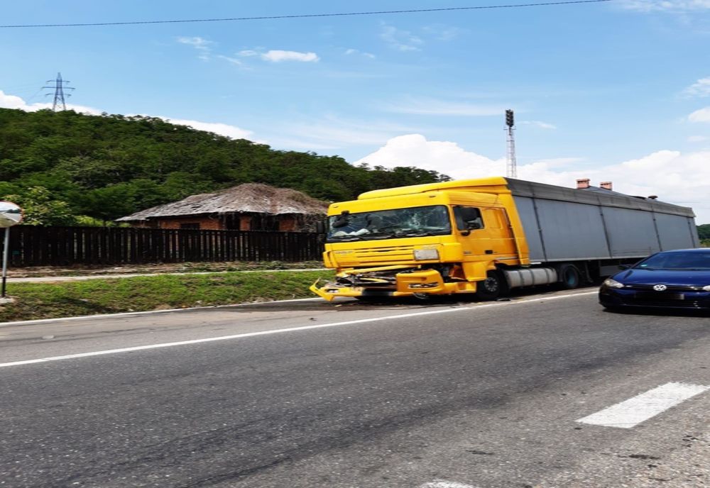 IMPACT între două TIR-uri, în judeţul Vâlcea. Traficul rutier pe Valea Oltului, dat peste cap