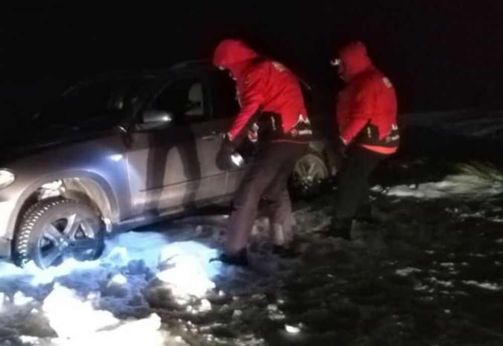 A nins la munte. Turişti blocaţi în zăpadă cu trei autoturisme