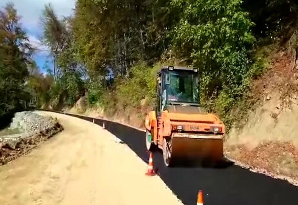 Lucrări de asfaltare spre Mănăstirea Frăsinei