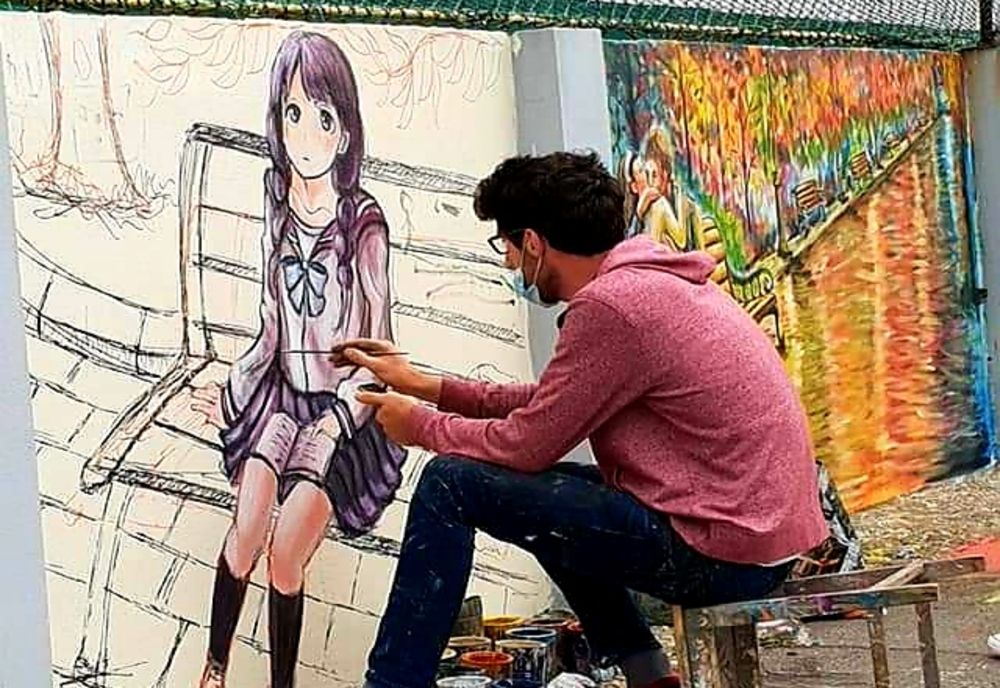 Un tânăr care a pus Râmnicul pe un șevalet