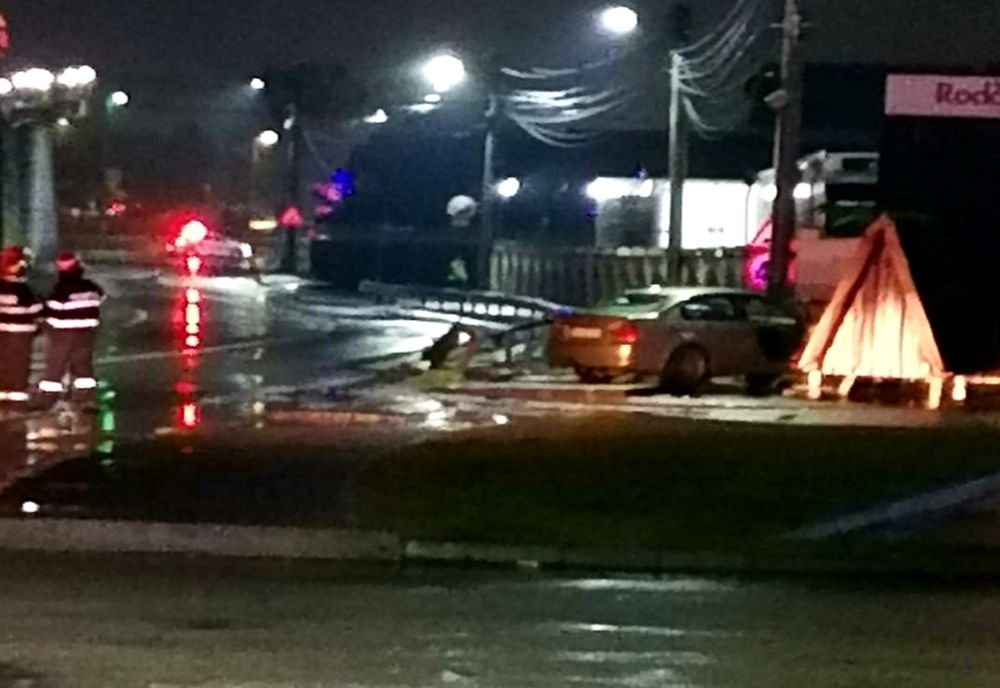 Un autoturism a lovit o conducta de gaze sambata seara, in sudul municipiului Ramnicu Valcea