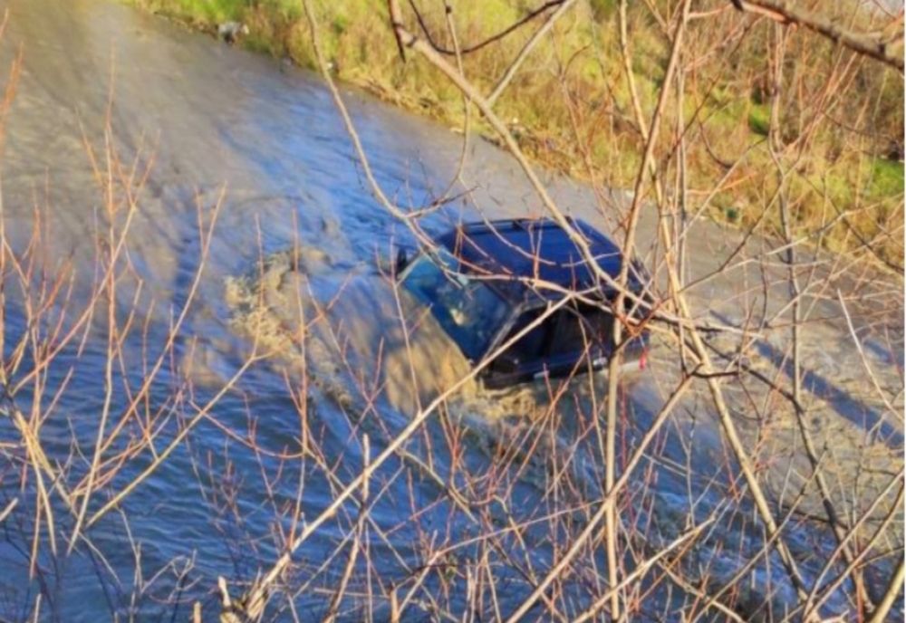 A încercat să traverseze cu autoturismul un pârâu, dar a avut nevoie de intervenția pompierilor