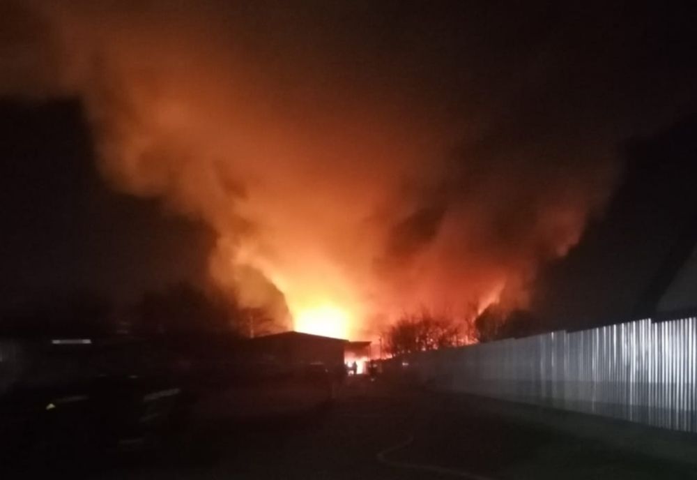 Incendiu noaptea trecută la un atelier de tâmplărie