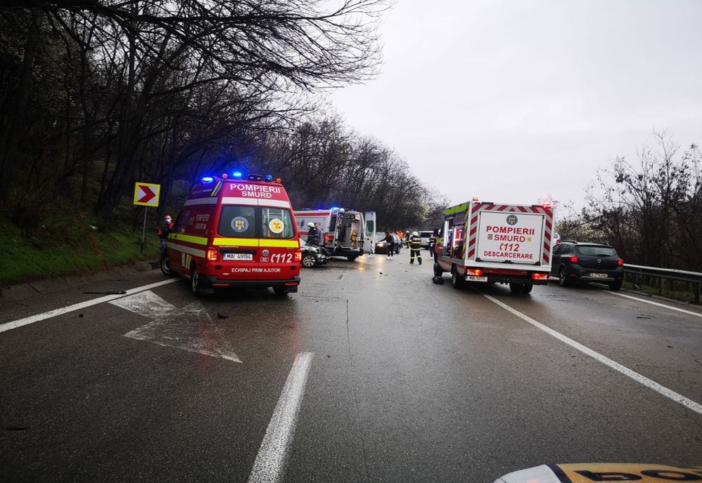 Vâlcea: Accident cu trei maşini, la Milcoiu. Două persoane rănite