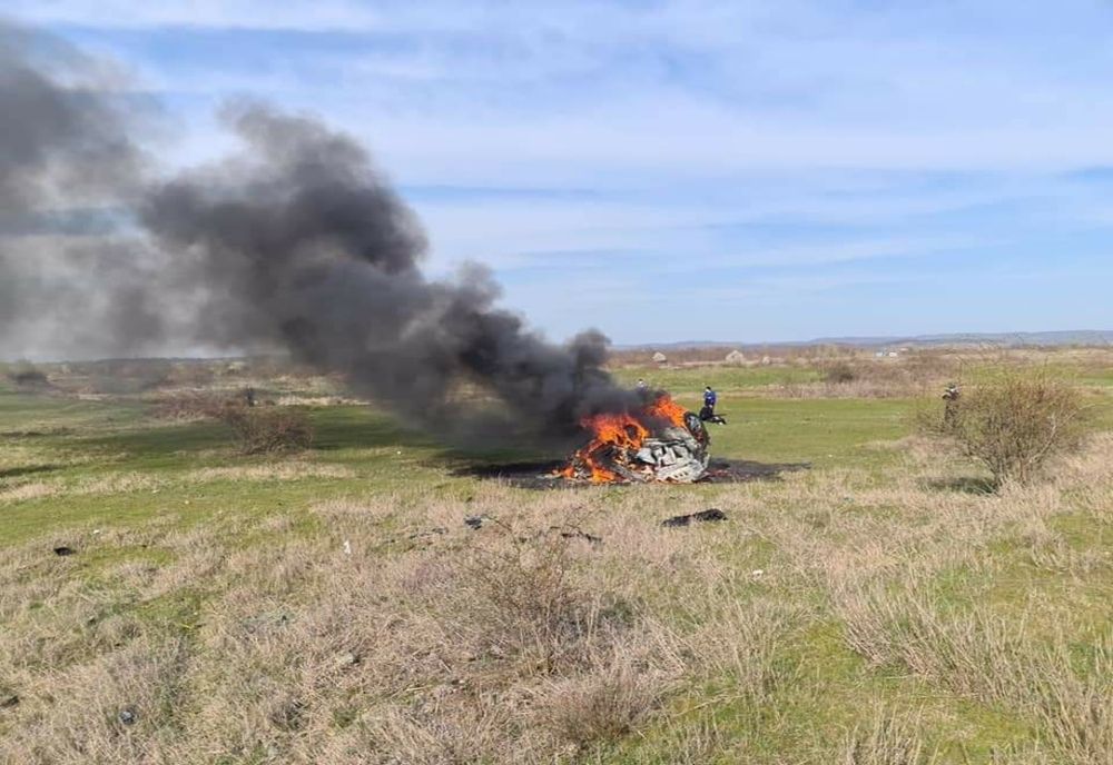 Un autoturism a cazut de pe digul Oltului și a luat foc