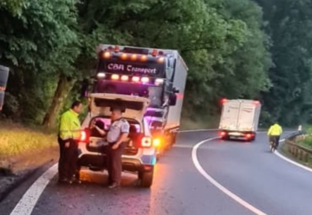 Tir răsturnat pe Valea Oltului. Din fericire nu există persoane rănite