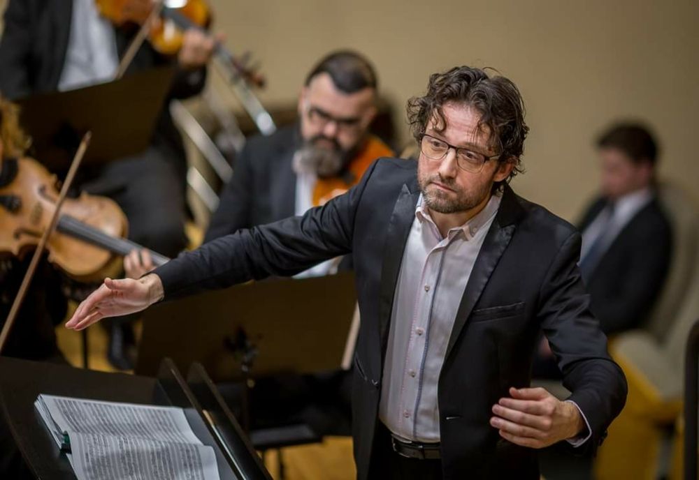 Dirijorul Tiberiu Oprea revine la Vâlcea într- un concert festiv în Ziua Imnului Național 