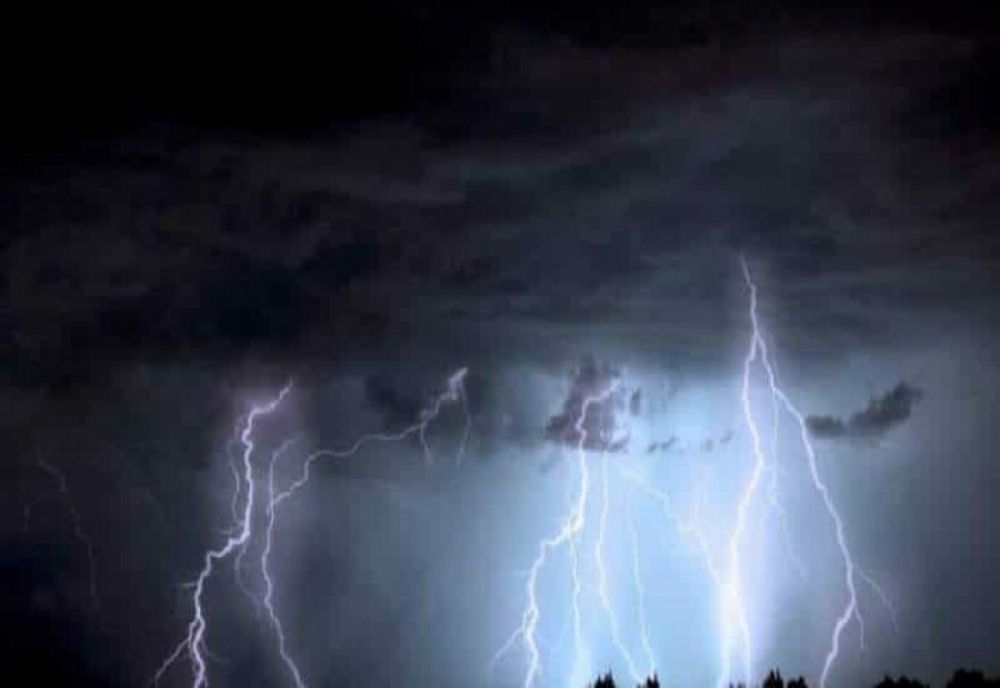 O nouă avertizare meteo de instabilitate atmosferică în toată ţara, până miercuri dimineaţă