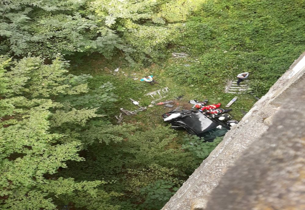 Adolescent la spital după ce s-a urcat la volanul unei maşini şi s-a răsturnat într-o râpă