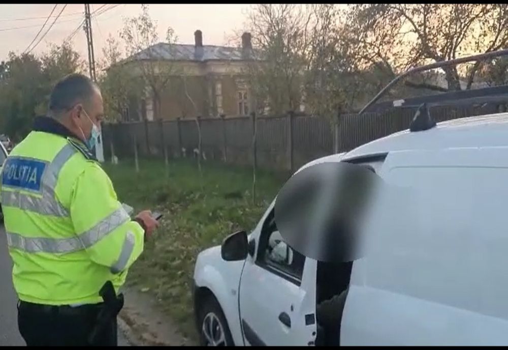 VIDEO. Un bărbat din Vâlcea, prins băut în Olt. Întrebat dacă a consumat băuturi alcoolice, acesta a răspuns: „O ţuiculiţă simplă, colea!”
