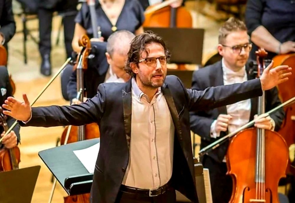 Melomanii se pot bucura de prezența dirijorului Tiberiu Oprea pe scena Filarmonicii vâlcene 