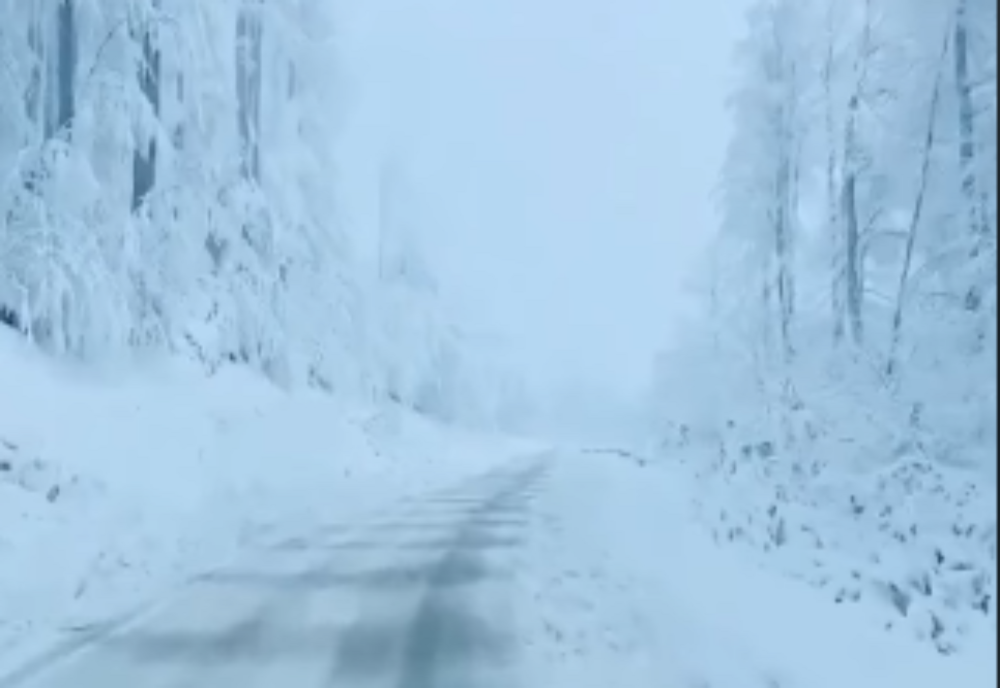 Se circulă în condiții de iarnă în mai multe zone din țară 