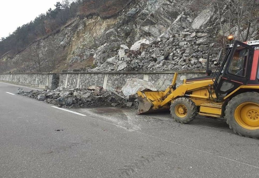 Drum acoperit de stânci prăbușite