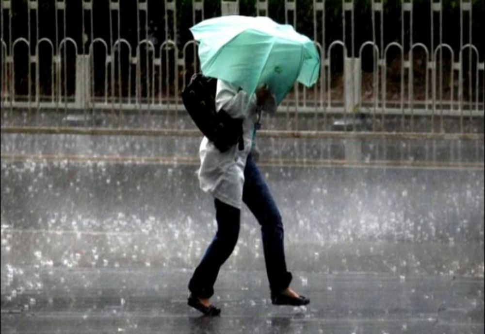 Cod portocaliu de furtuni astăzi. Ploile au afectat ieri mai multe zone