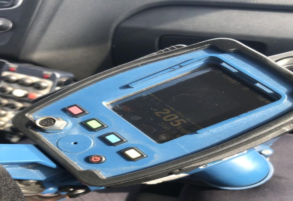 Şofer din Vâlcea prins în timp ce conducea cu peste 200 km/h pe A1