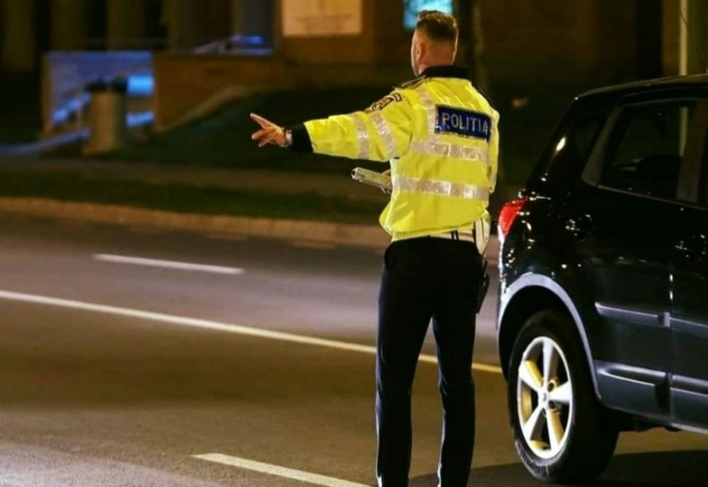 Un camion care transporta peste 400 de ovine s-a răsturnat în localitatea Pietrari