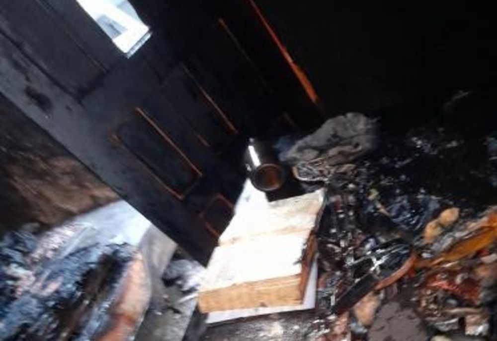 O Biblie a rămas intactă după un incendiu care a ars complet o locuință din Vâlcea