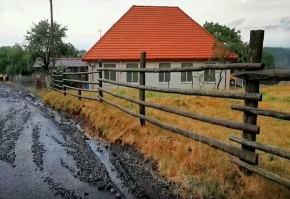 CULISELE STATULUI PARALEL. Cătunele fără curent electric, dar cu piste de biciclete