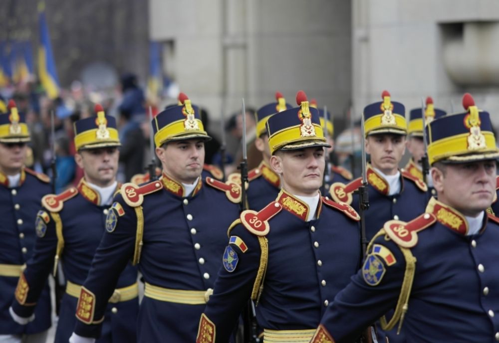 Mobilizare în forță la Parada Militară din Capitală - Peste 1.500 de militari defilează astăzi la Arcul de Triumf