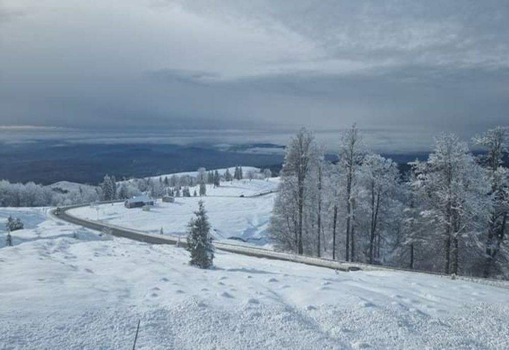 Poliţiştii opresc autoturismele care vor să urce la Rânca dacă nu au lanţuri de iarnă