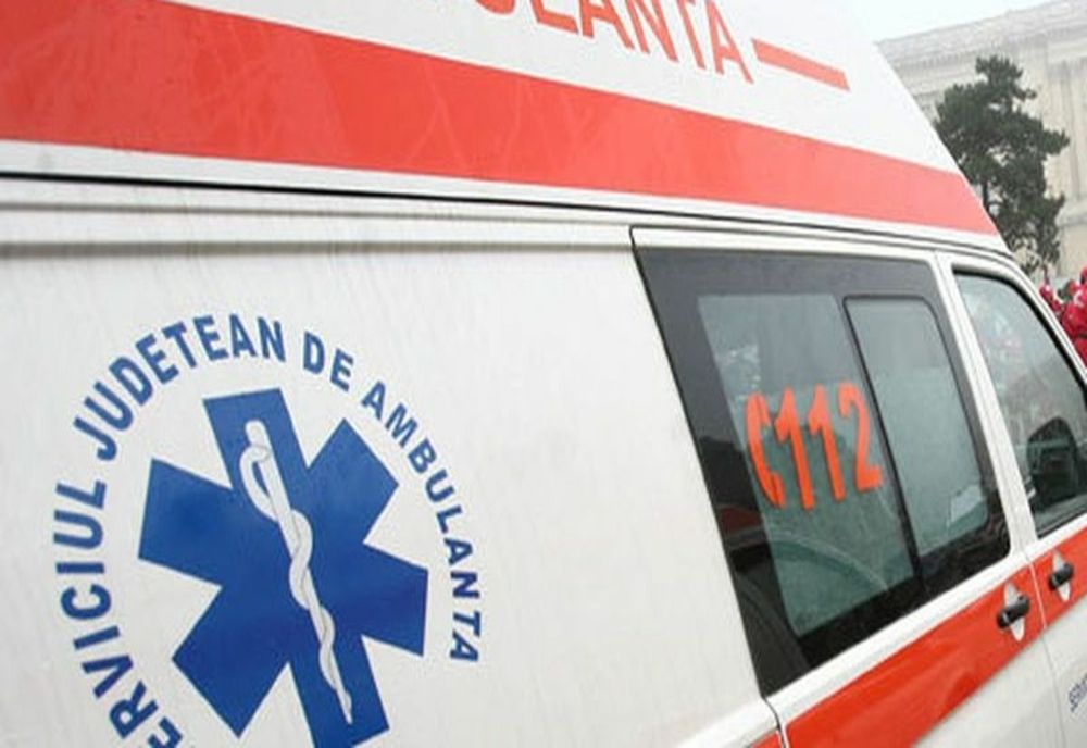 O ambulanţă cu trei pacienţi s- a lovit cu o maşină în care se afla şi o femeie gravidă