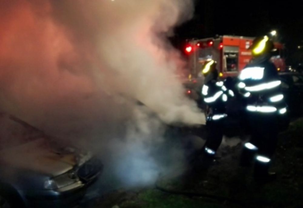 Trei mașini au ars. Camerele stradale au surprins incidentul. Cauza ar fi acțiunea intenționată