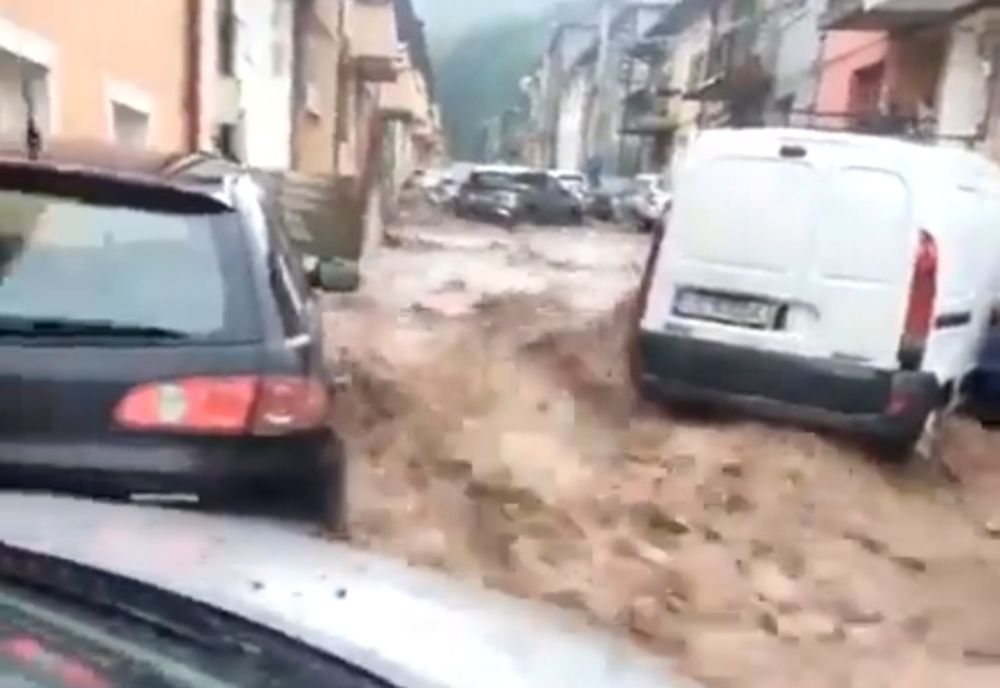 Ploi torențiale, oameni evacuați și străzi inundate în mai multe zone ale țării. Cod galben de vreme instabilă