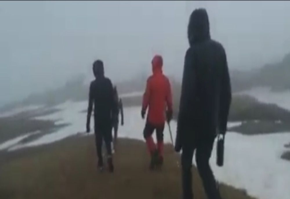 Patru tineri din Vâlcea s -au aventurat spre Vârful Omu fără niciun fel de echipament montan. Au intervenit salvatorii