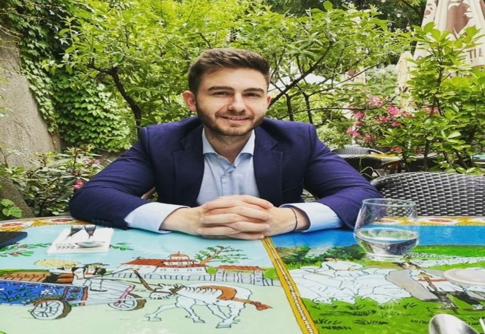 Mirosul plăcut al trădării - O POVESTIRE DE VLAD TOBĂ