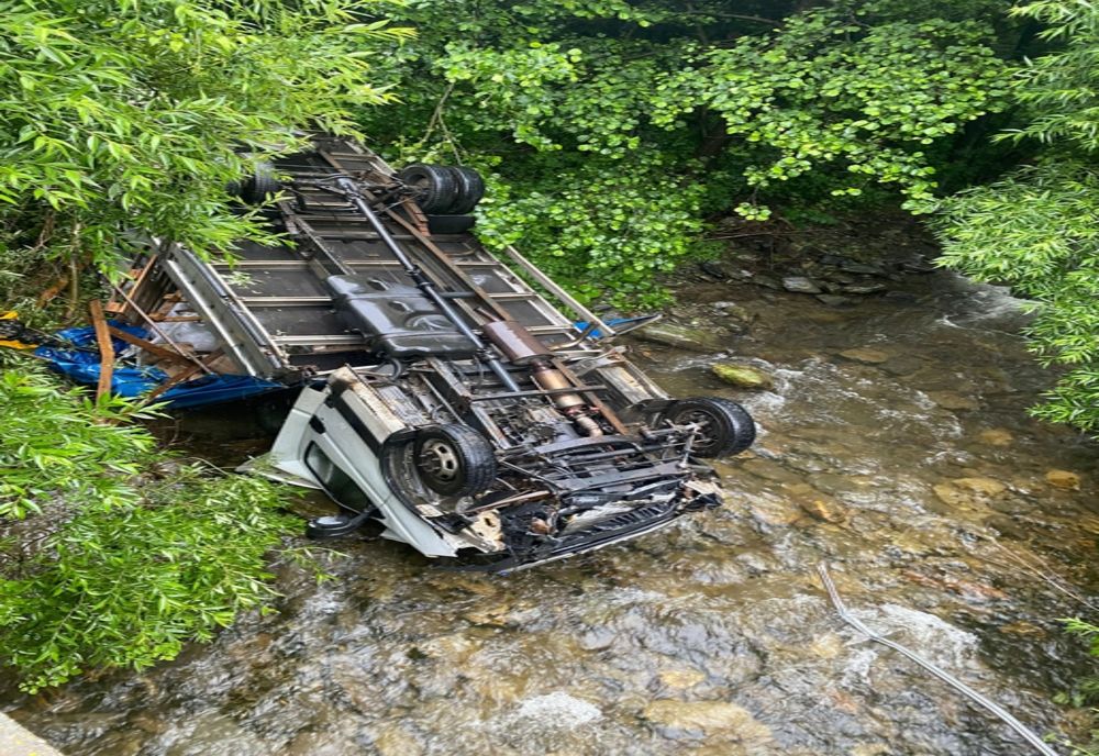 Ṣoferul beat, din Covasna, al unei autoutilitare, a ieşit în decor, în județul Sibiu