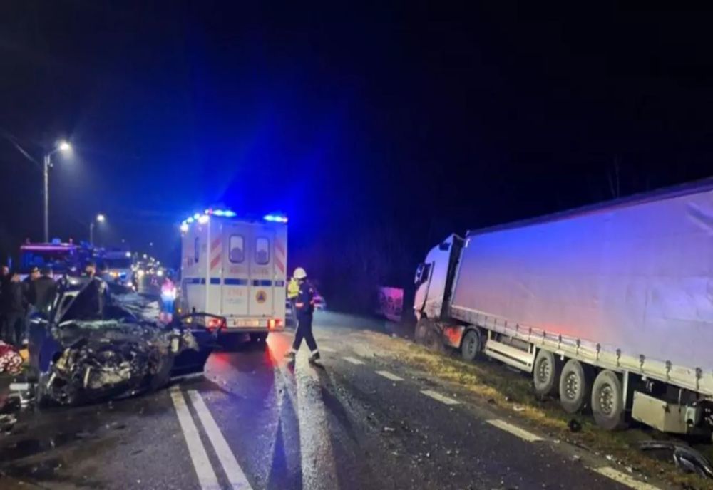 Grav accident rutier pe DN7. Impact frontal devastator între un autoturism și un TIR, în Călimănești