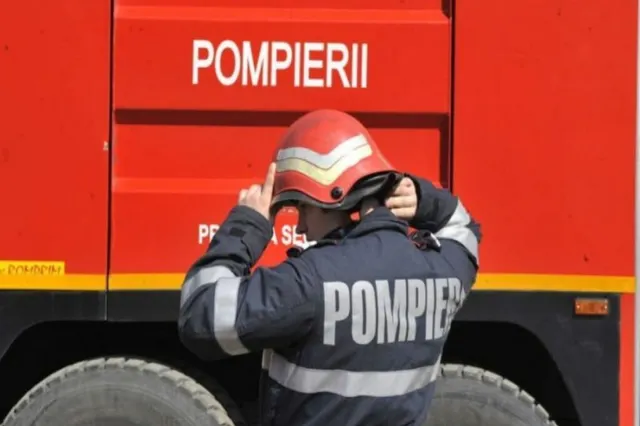 Incendiu puternic lângă Shopping City Râmnicu Vâlcea. Un autobuz și mai multe autoutilitare cuprinse de flăcări