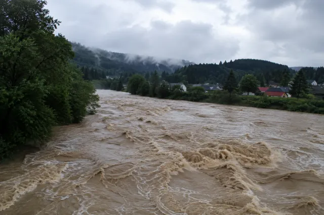 Alertă de inundații în trei județe din România. Afluenții Trotușului, sub Cod galben