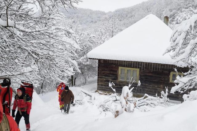 Case înghițite de pământ și zeci de familii izolate din cauza unei alunecări de teren