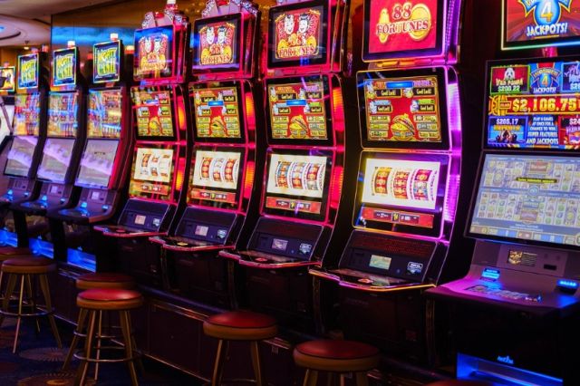 Lovitură pentru industria păcănelelor: încă un oraș din România scoate jocurile de noroc din cartiere