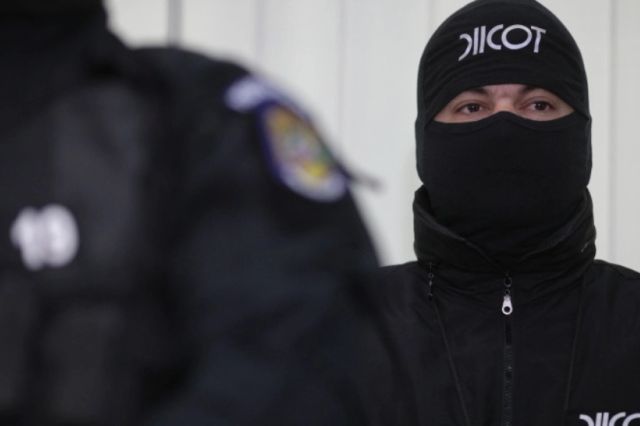 Polițiști și vameși, săltați de DIICOT într-un dosar uriaș de contrabandă cu 137 de percheziții